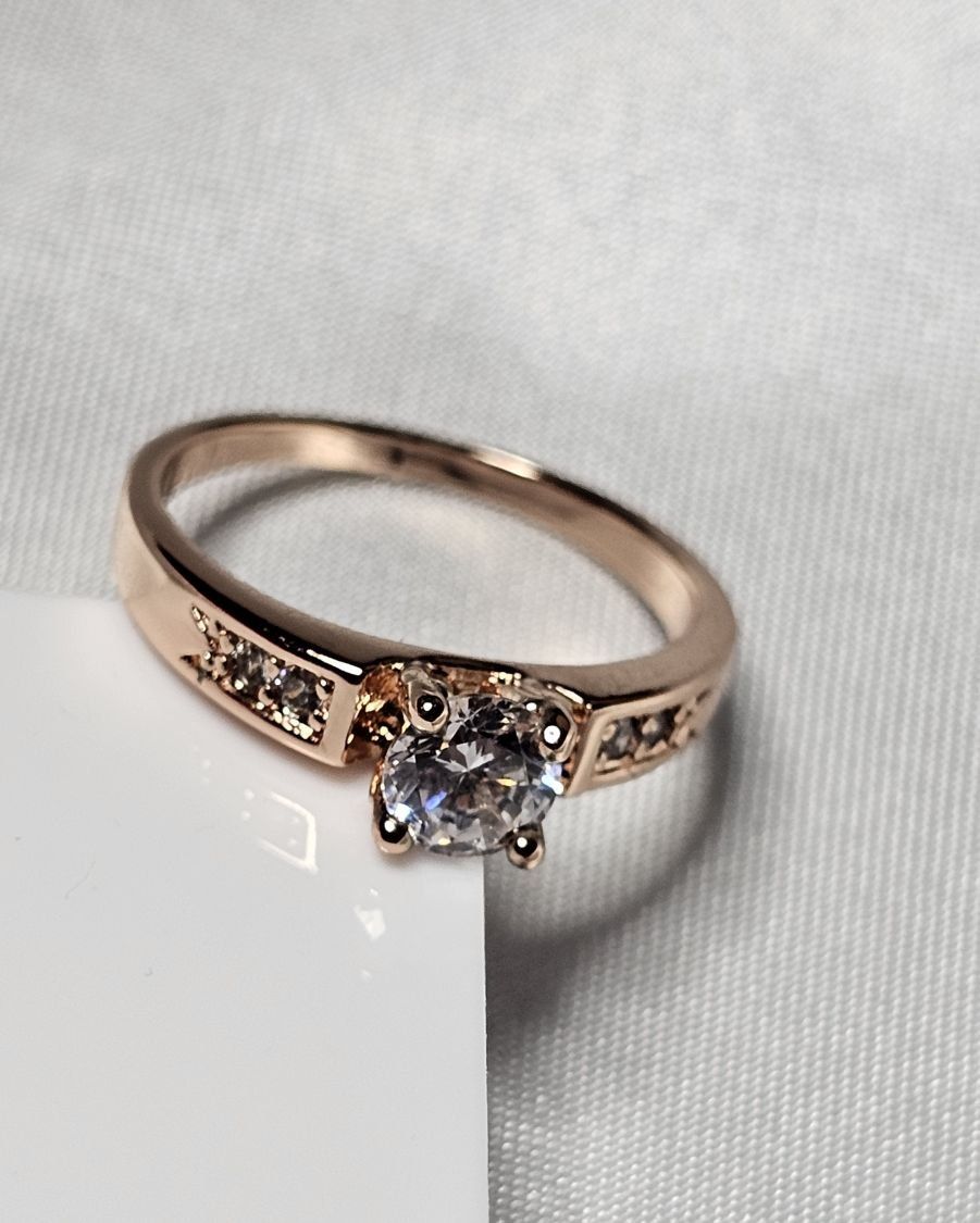 Anelli: Eleganter vergoldeter Ring mit weissem Stein Gr. 8 – Nuovo (secondo la descrizione) da Grenchen venduto da dar_6d52 3