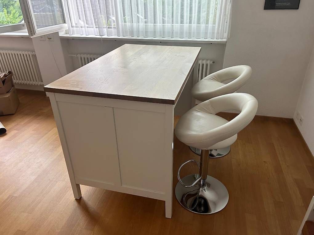 Ikea Cucine complete: Kücheninsel mit 2 Barstühlen – Usato da Schwyz venduto da SZurkirchen