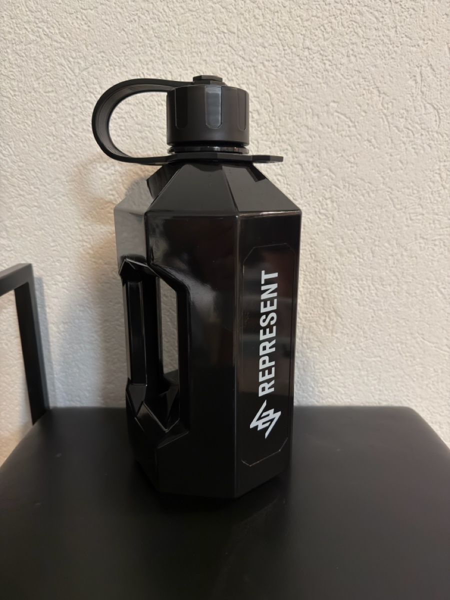 Gourdes & Thermos: Gourde REPRESENT 2L – Neuf (Voir description) à Vevey par diogodasilva_