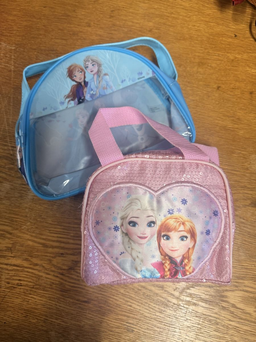 Kleiderpakete & -sets:  Frozen Set Kinder Accessoires und Badeartikel  – Gebraucht aus Klingnau von Nirvana 1