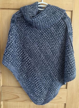 Sehr schöner Strick-Poncho Gr s