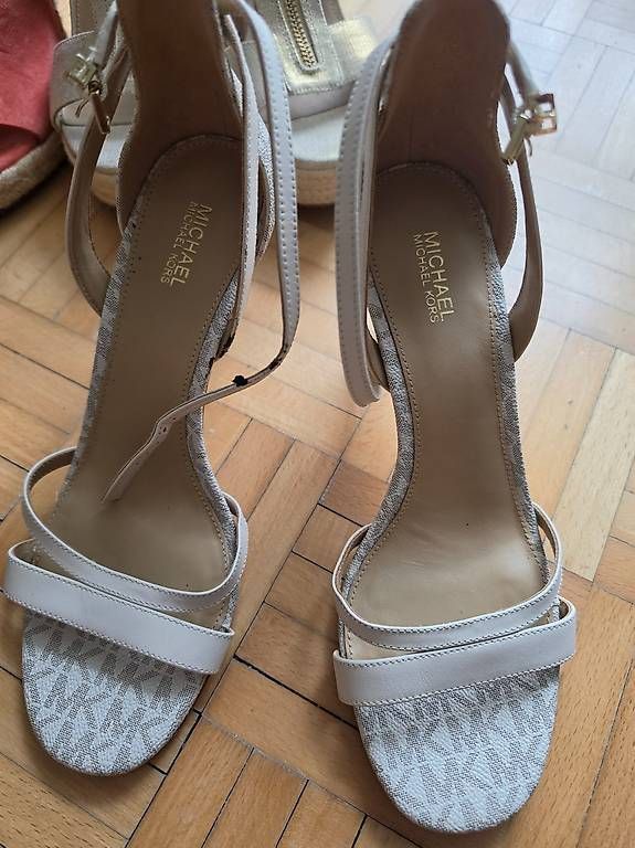 Scarpe da donna: Verschiedene Schuhe 25 chf je – Usato da baar venduto da aureliaba 2