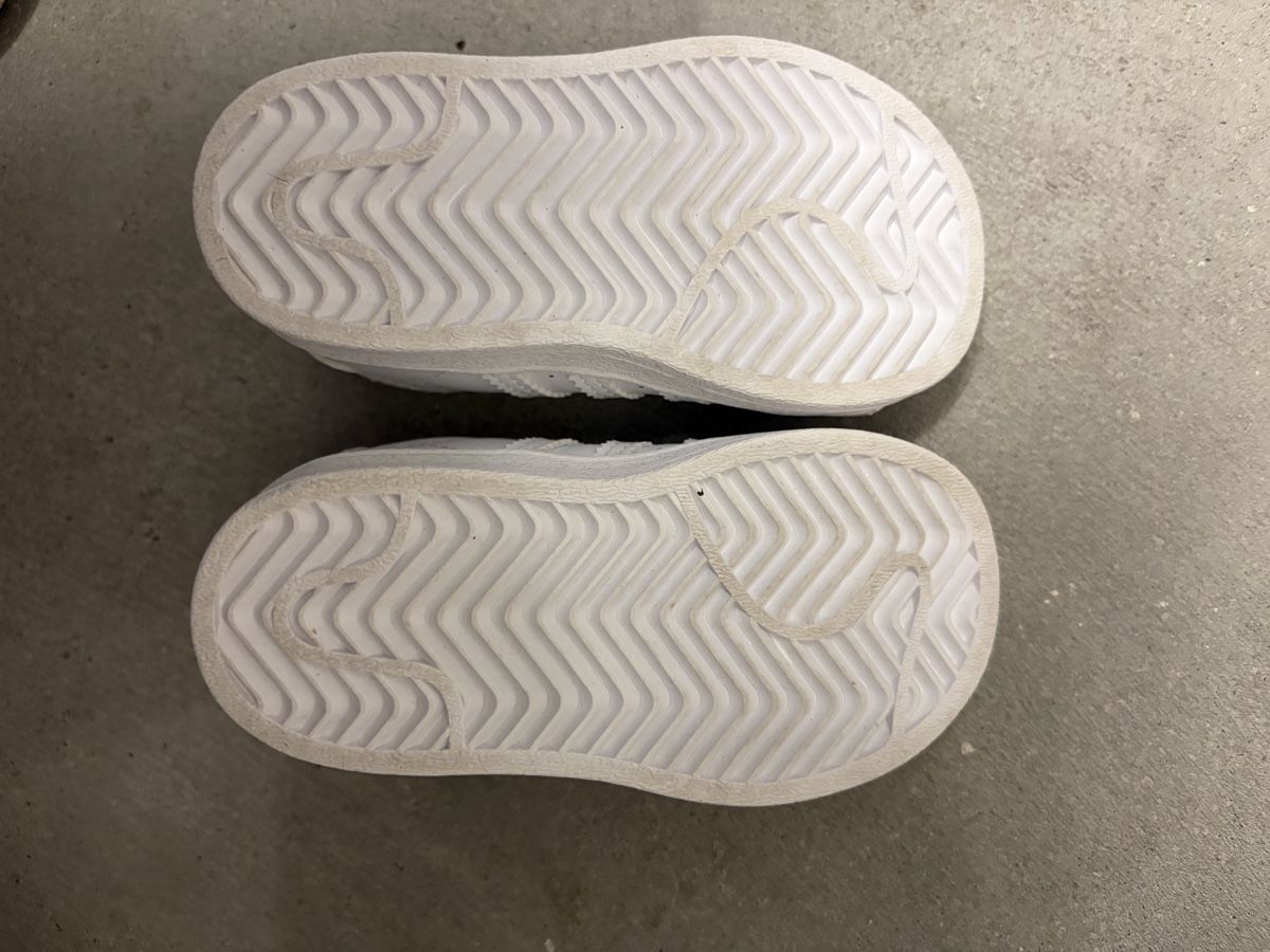 Adidas Scarpe per ragazzi: Adidas Superstar, Gr. 20 – Nuovo (secondo la descrizione) da Aesch BL venduto da Kliana 1
