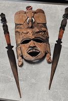 Dekorative afrikanische Holzmaske mit Dolchen, Handarbeit