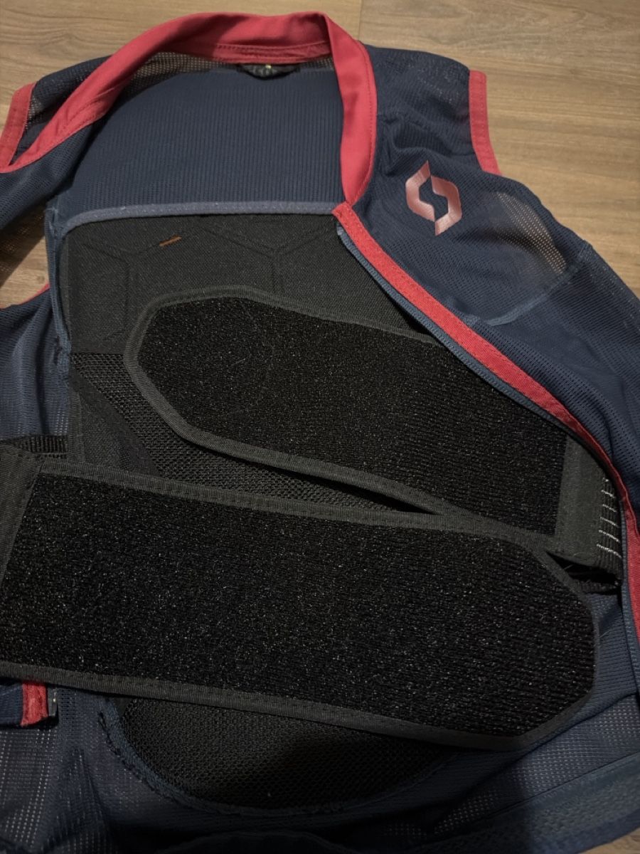 Protezioni & Imbottiture: Scott Actifit Plus Junior Rückenprotektor Weste Grösse S – Usato da Wilderswil venduto da mar_7jf2 2
