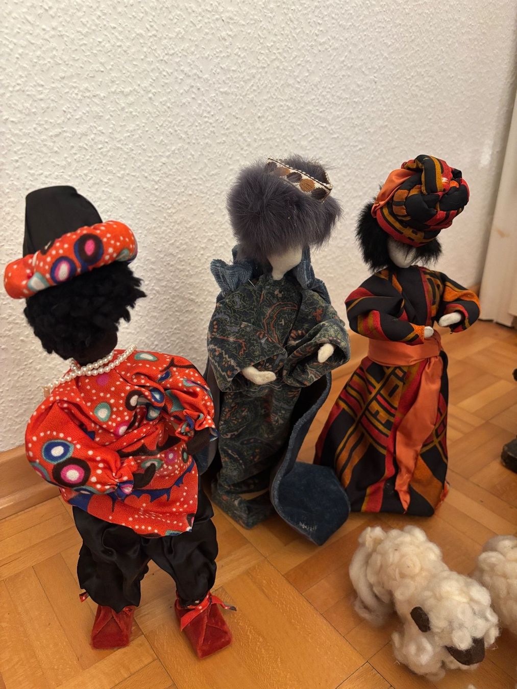 Toutes les décorations: Krippenfiguren Set mit Stall und Schafen, handgemacht – D'occasion à Wettingen par sfdslrf 1