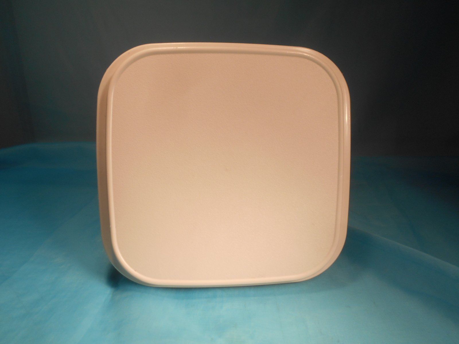 Tupperware Contenitori & Simili: Tupperware Behälter, weiss, 18 x 18cm – Usato da Bellach venduto da JingleCherry 2