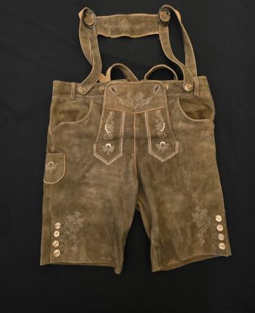 traditionelle bayrische Lederhose und Trachtenhemd