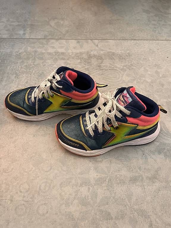 Scarpe per ragazze: Skechers Sneakers Gr. 33 – Usato da Hochdorf venduto da o0simone0o
