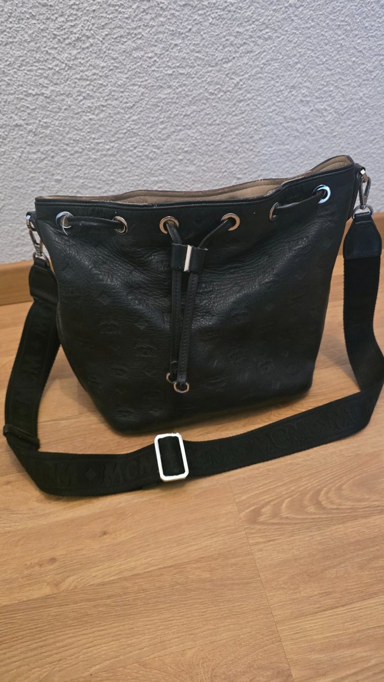 Mcm Borse da donna: MCM Beuteltasche Schwarz mit Logoprint – Usato da Winterthur venduto da sineiche