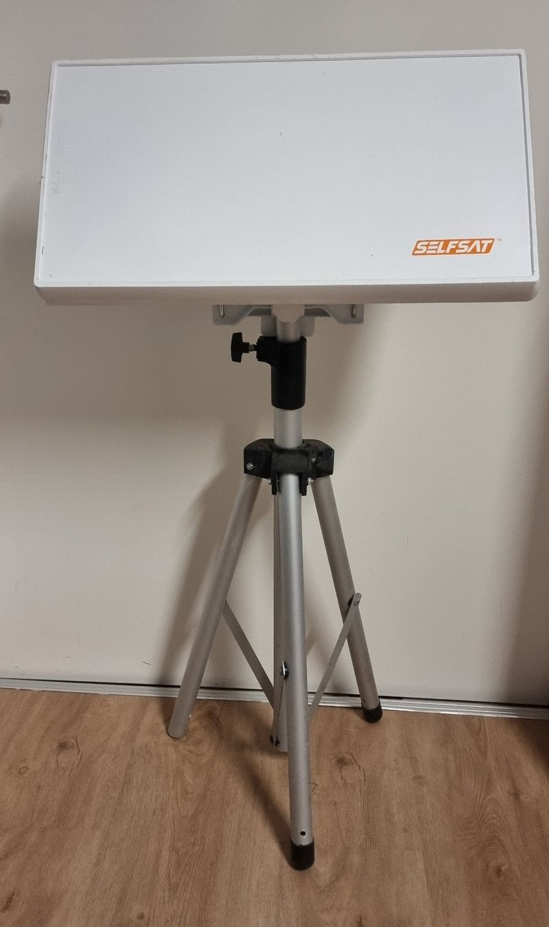 Satellitenschüssel: Selfsat H21D Flachantenne mit Stativ gebraucht – Gebraucht aus Bünzen von Sero100