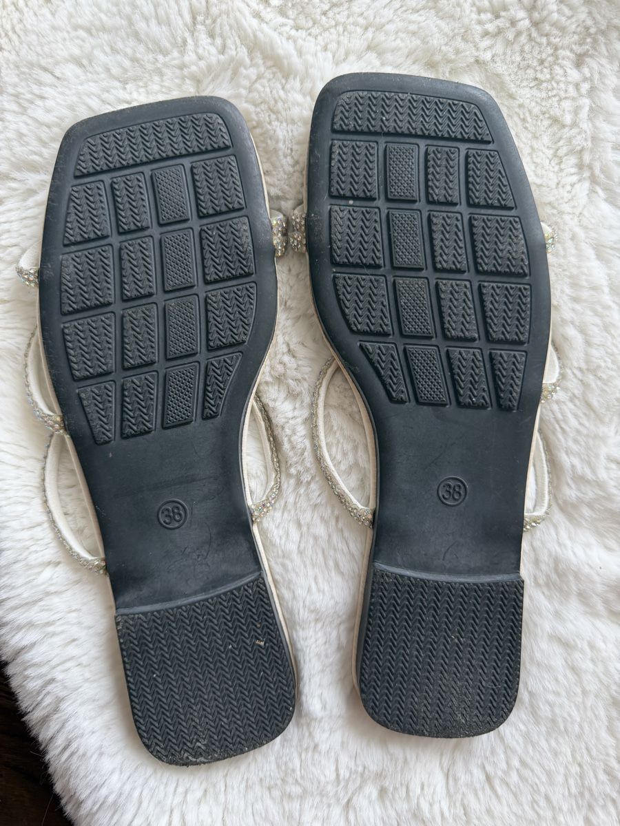 Chaussures femmes: Pantoletten, flach weiss – D'occasion à Villmergen par mel_5ywd 2