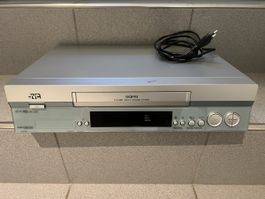 JVC VHS-Videorecorder HR-J881EU silber guter Zustand