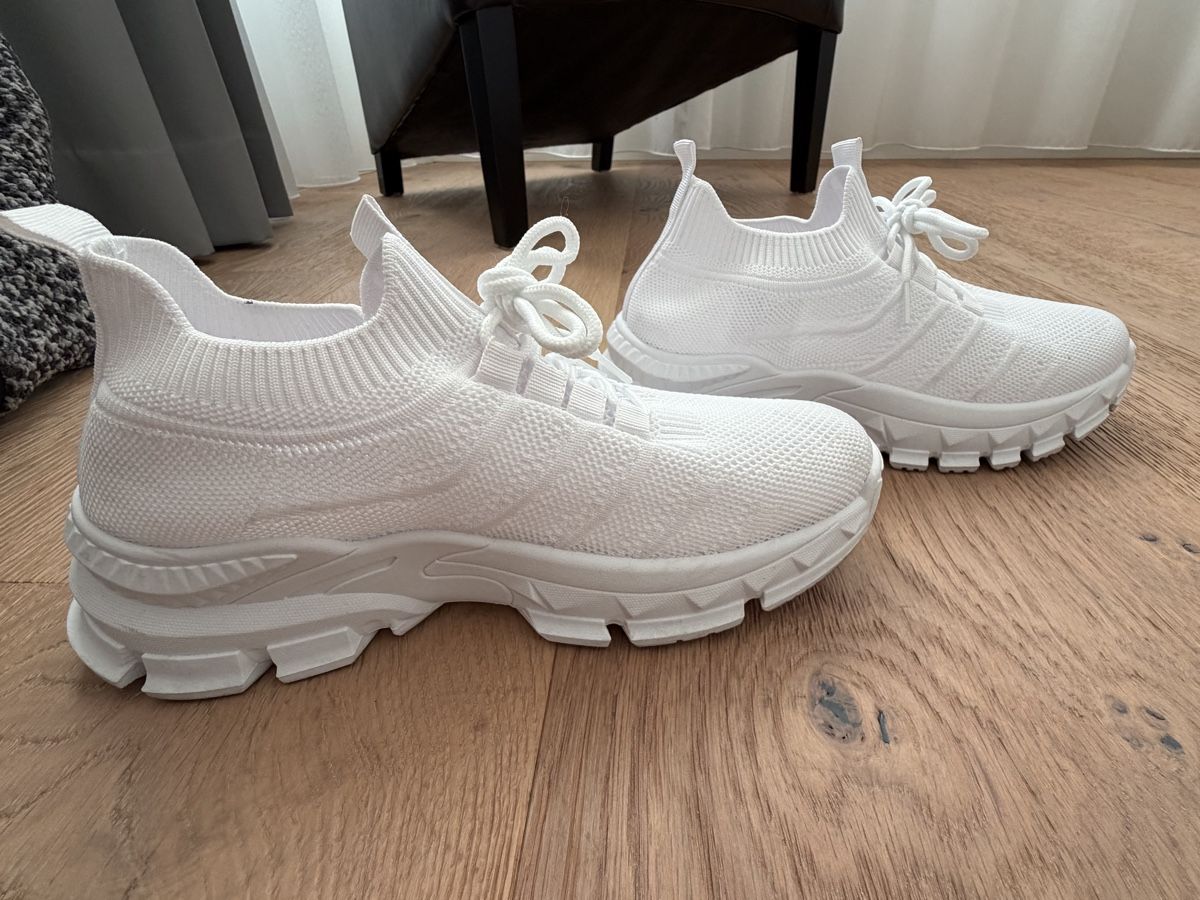 Damenschuhe: Weisse Sneaker, neuwertig, Grösse 38. – Gebraucht aus Richterswil von Dfdo 1