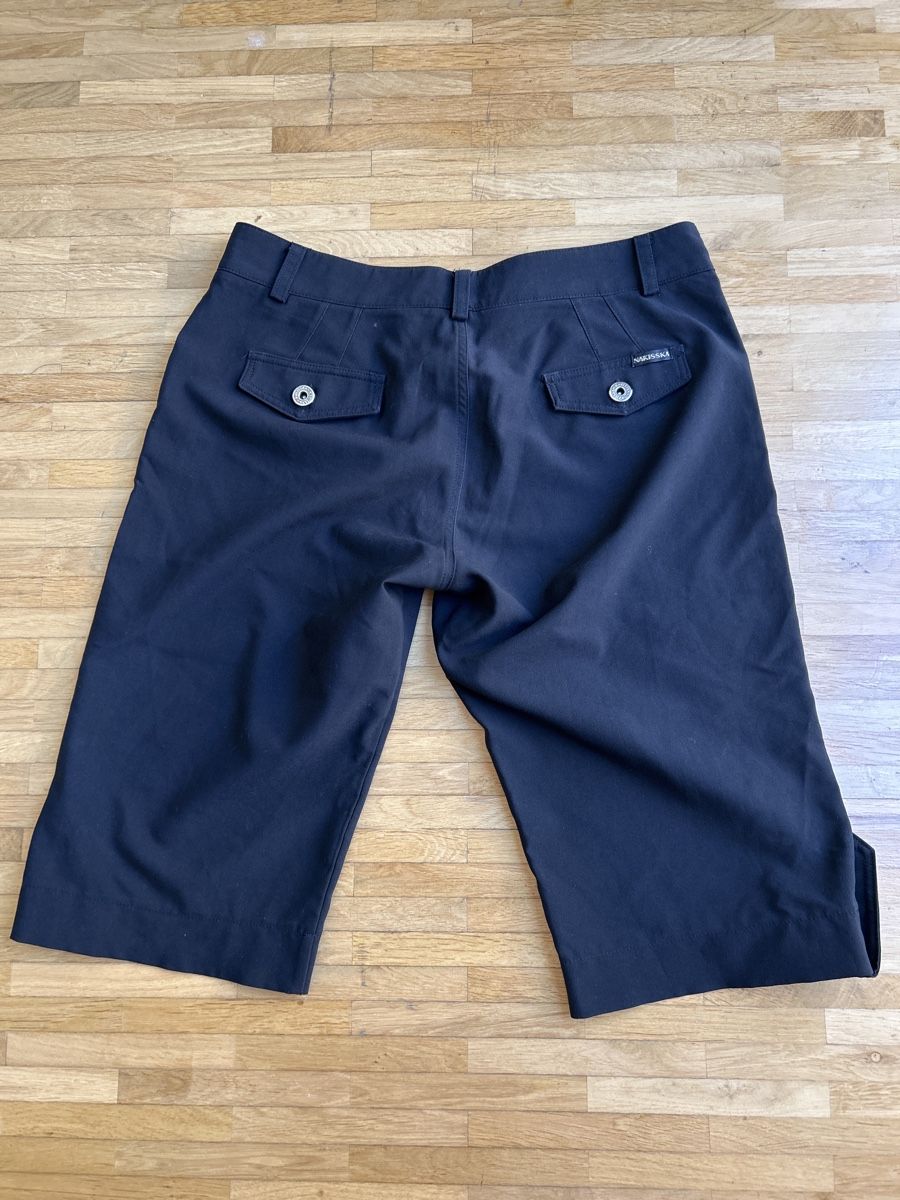 Pantaloni: Schwarze Bermudas – Usato da Winterthur venduto da turmalina15 3