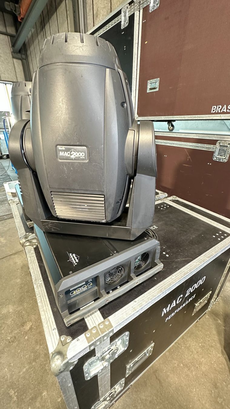 Martin Lampen: 8 Stück Martin MAC 2000 Performance II Moving Heads – Gebraucht aus Zizers von fiduciar 3