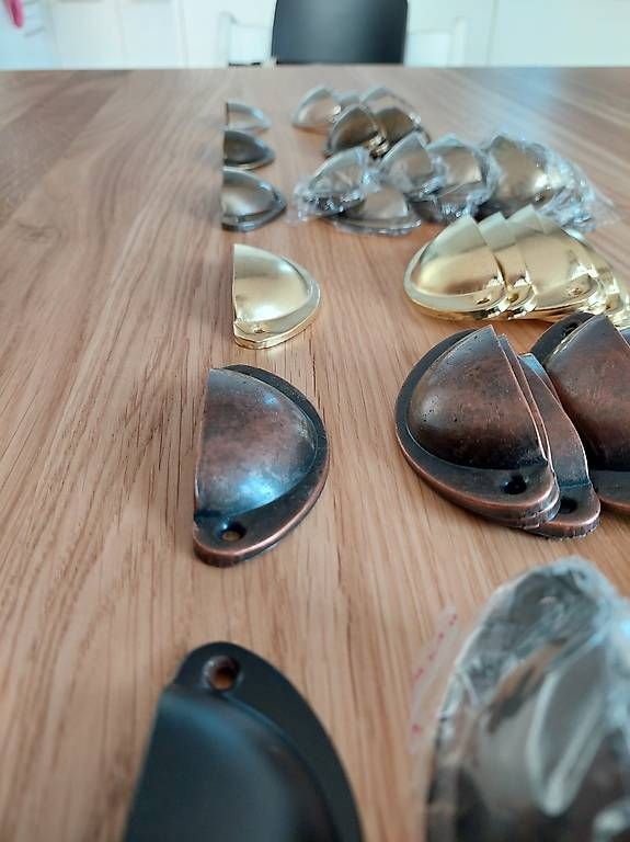 Quincaillerie: Möbelgriffe, Muschelgriffe NEU – D'occasion à Oberlunkhofen par Barbara.Hagenbuch