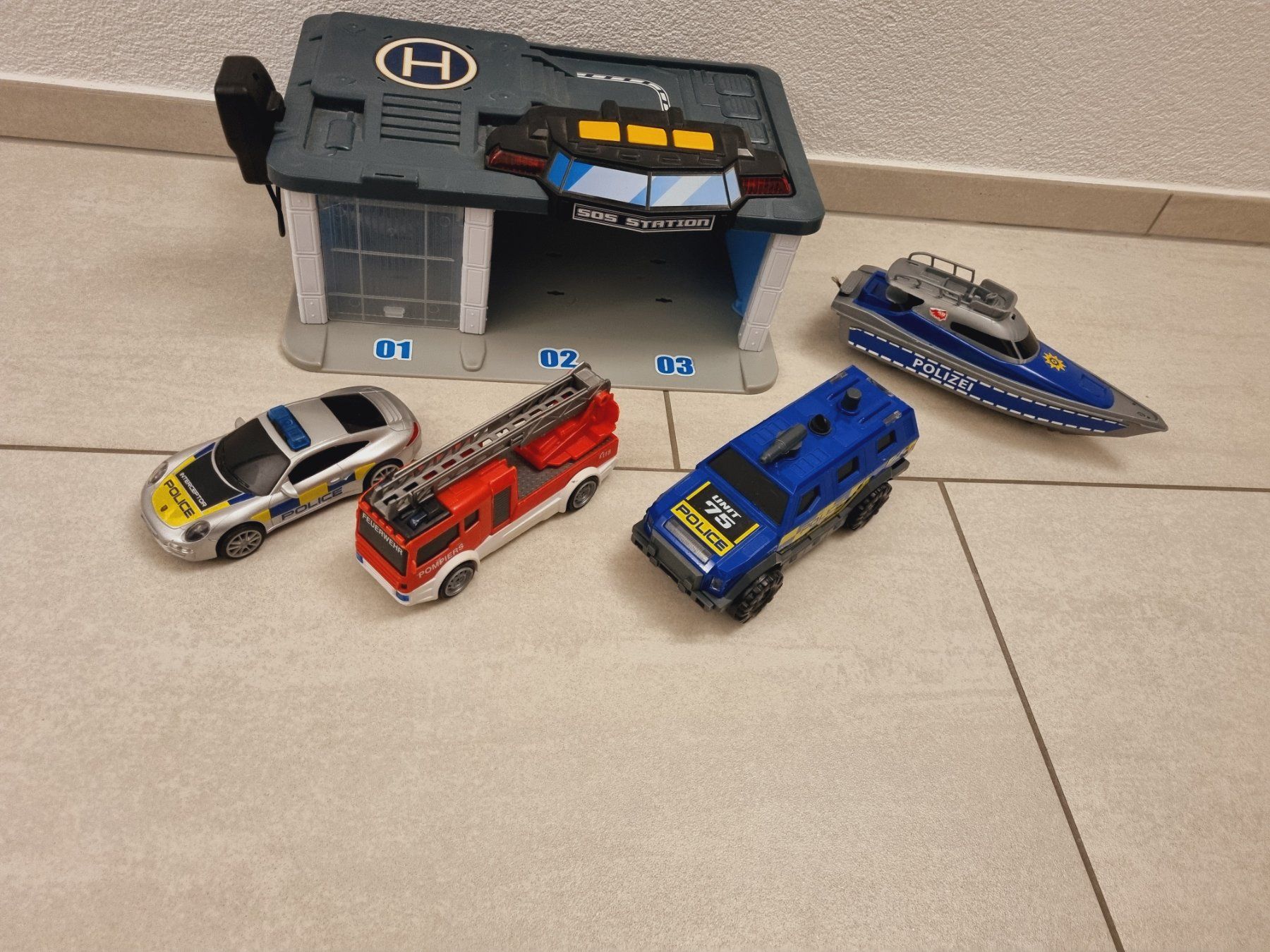 Spielzeuge: Polizeistatio mit Fahrzeugen – Gebraucht aus Niederwil SG von Excentia 1
