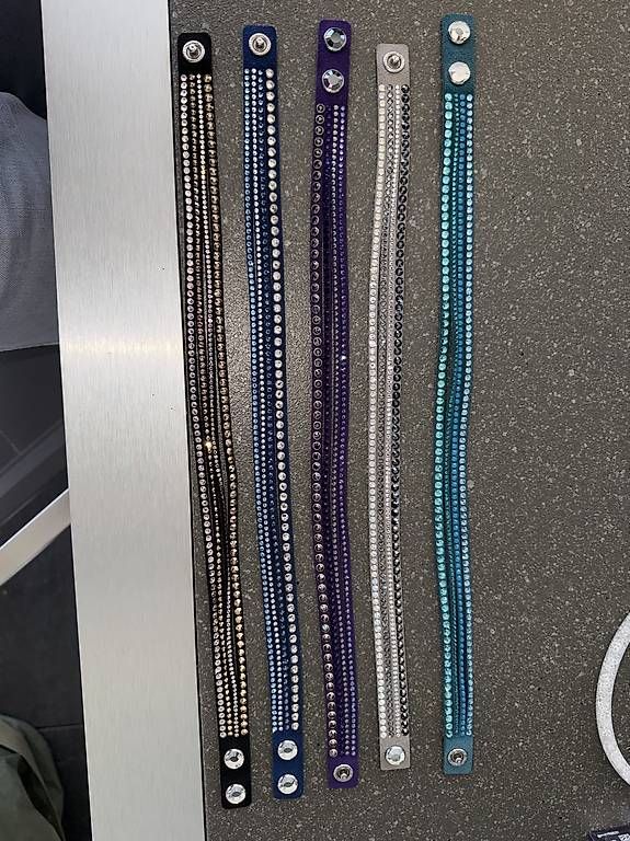 Bracelets: 5 bracelets Swarovski  – Neuf avec emballage d'origine à Bulle par Preteni