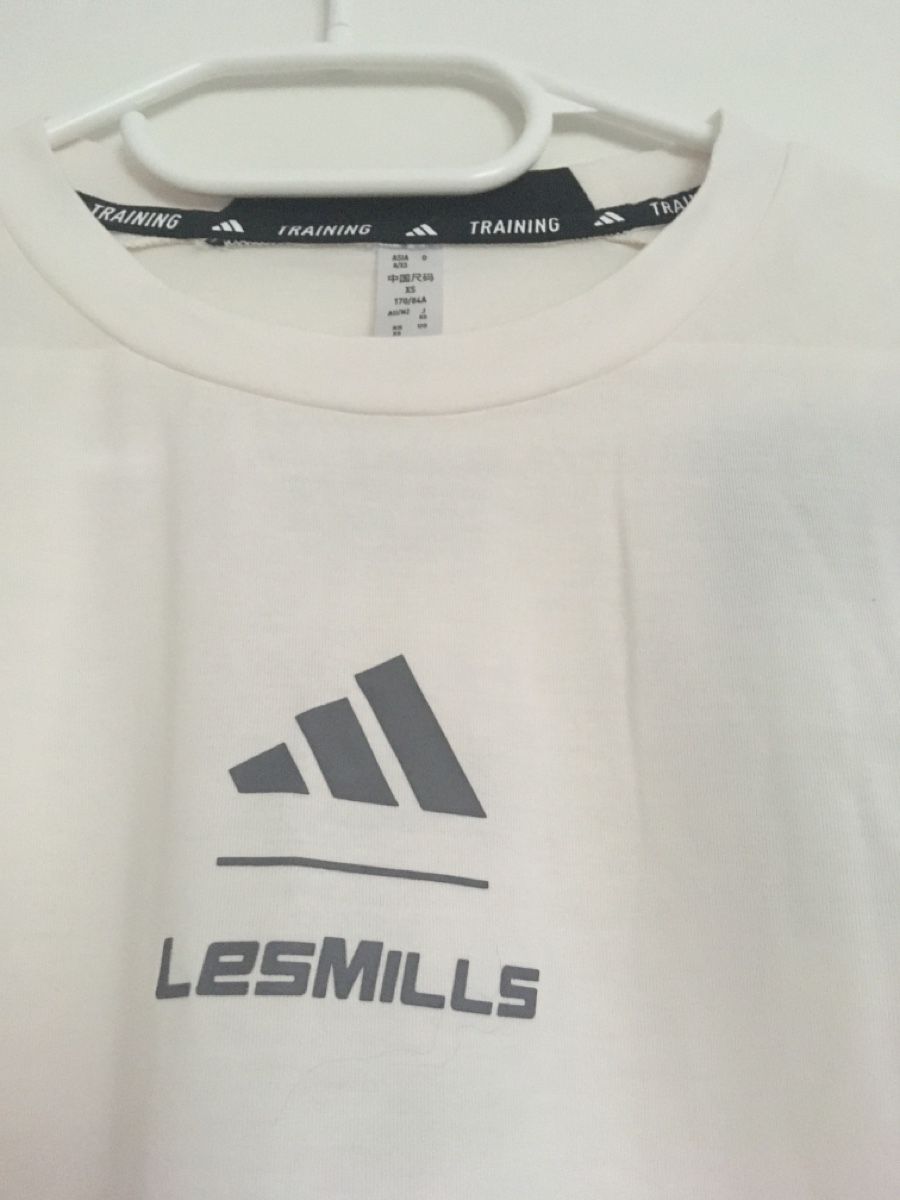 Adidas T-shirts: Les Mills x adidas – Neuf avec emballage d'origine à Bassersdorf par secondhand_clothing 1