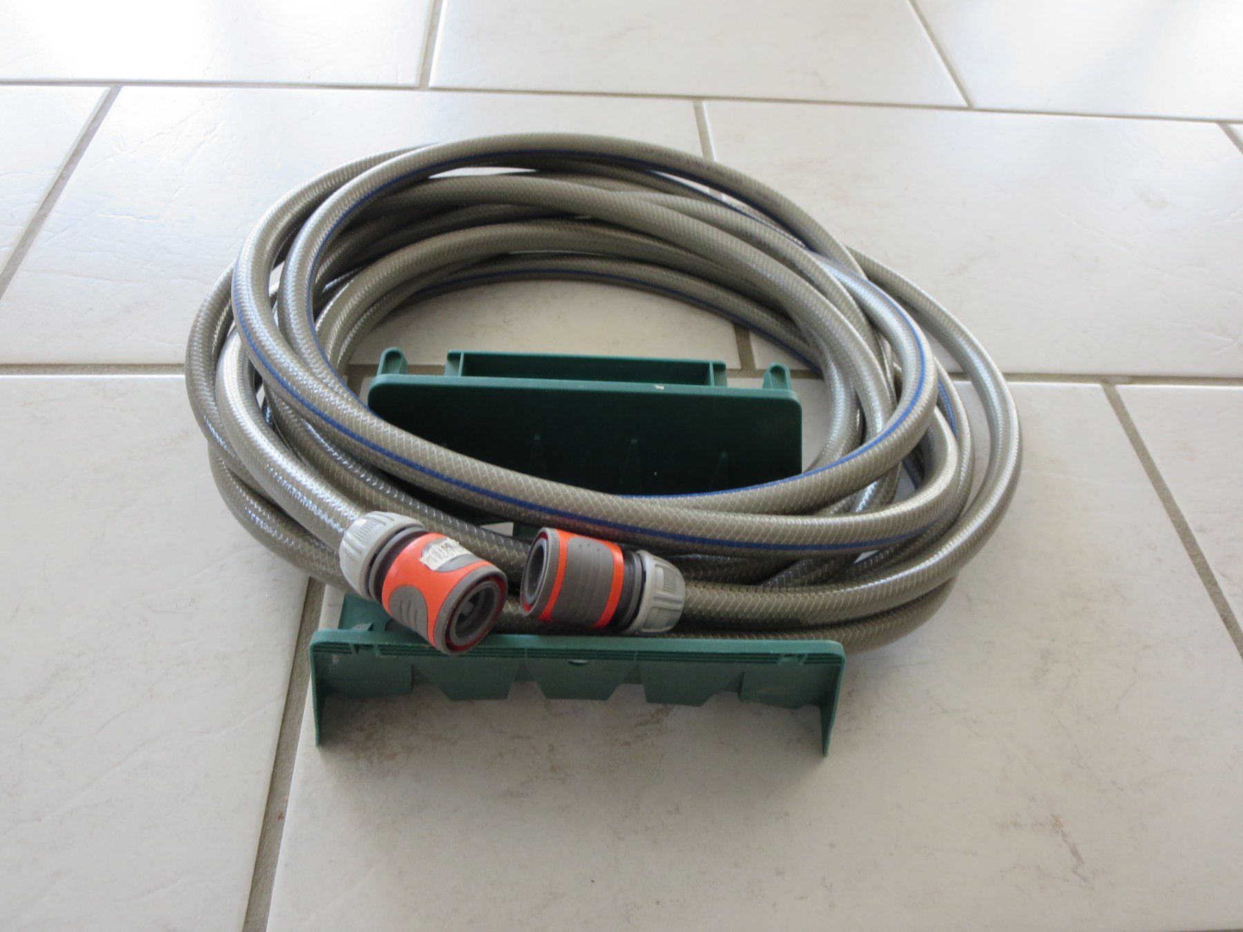 Tubi & Tubi flessibili: Gartenschlauch mit Halterung – Usato da Biberist venduto da honda7