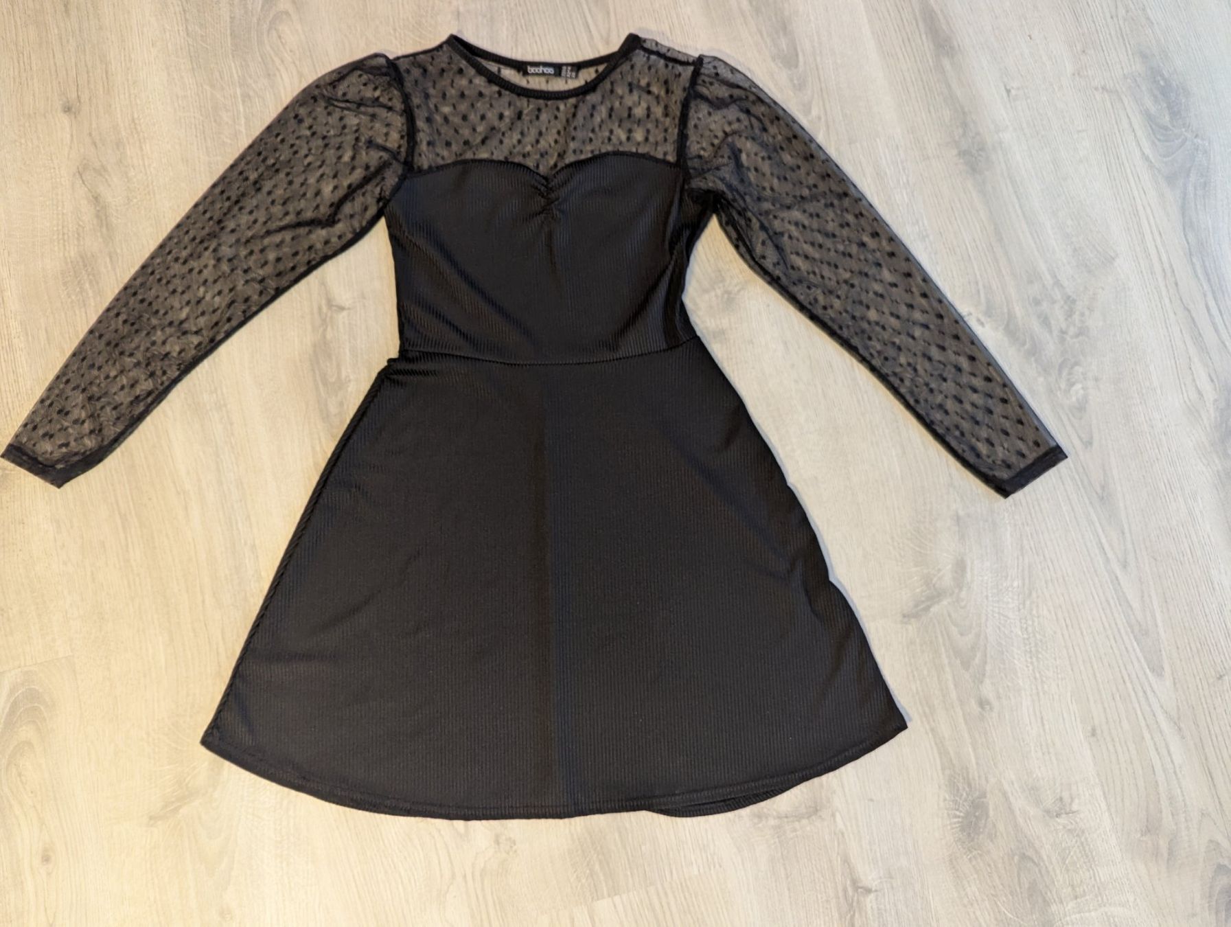 Boohoo Kleider: Elegantes Kleid mit Spitzenärmeln Gr. 36, schwarz – Gebraucht aus Goldingen von YouAreMySunshine