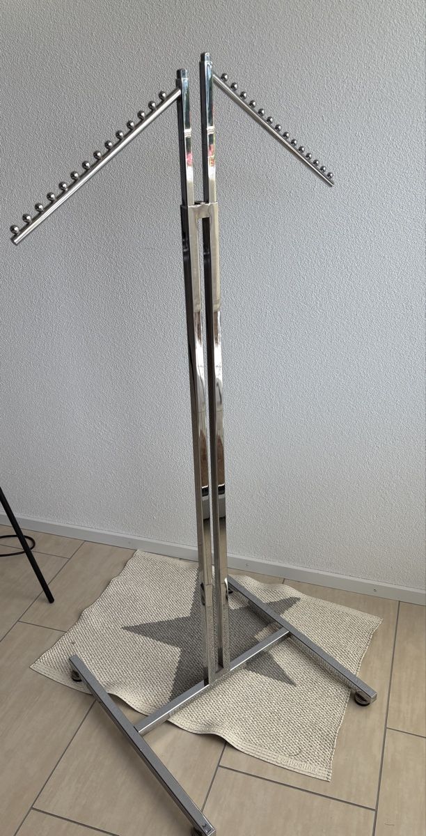 Sonstige Dekorationen & Accessoires: Desing Kleiderständer  – Gebraucht aus Meilen von bre_r7zh