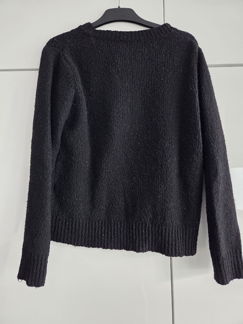 Pullover & Sweatshirts: Schwarzer Strickpullover mit Schmuckknöpfen – Gebraucht aus Rüfenacht BE von Biancaro 2