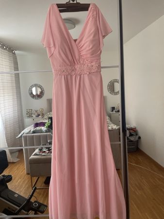 Robe longue rose poudré, idéale pour une soirée d'été!