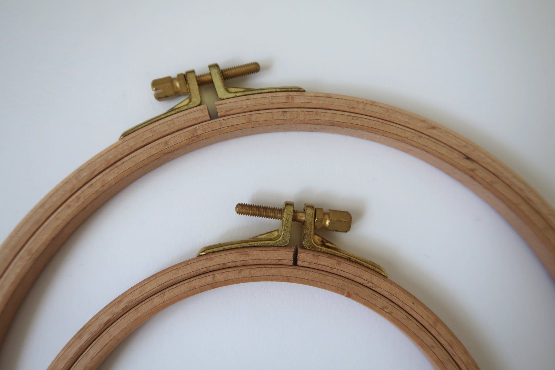 Stickrahmen: Cercles à broder en bois – Gebraucht aus Champlan von Cjayretro 1