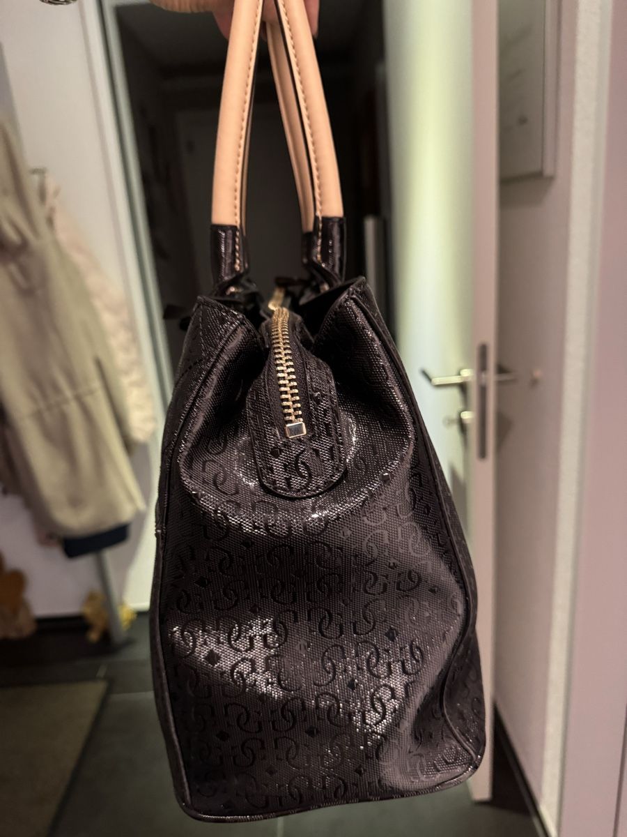 Guess Sacs femmes: Guess Handtasche – Neuf (Voir description) à Gutenswil par eliane67