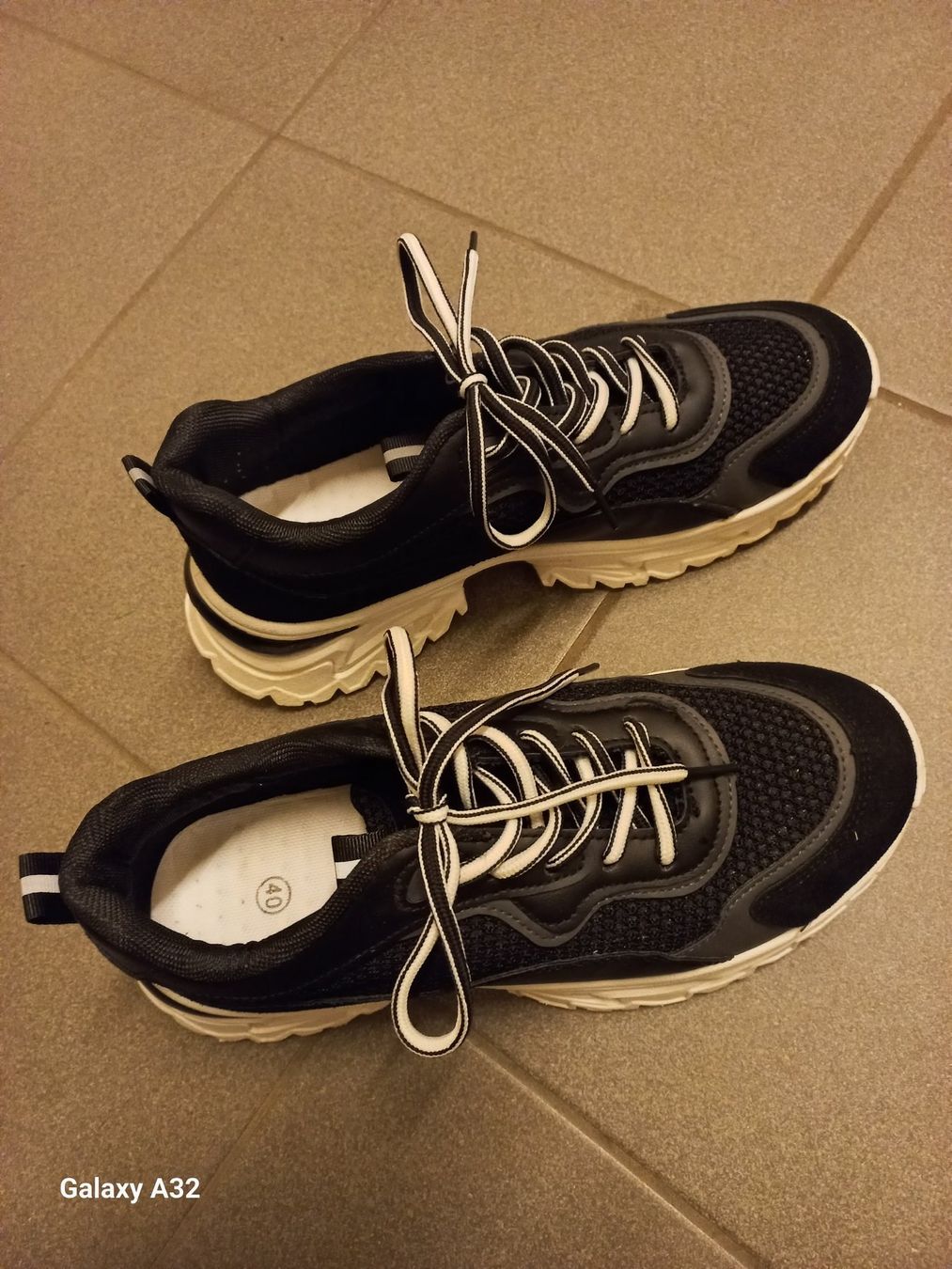 Scarpe da donna: Trendiger Sneaker Gr. 40 – Usato da Studen SZ venduto da Koller2525