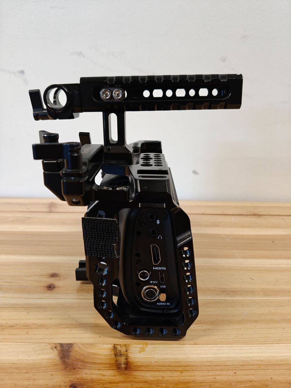 Blackmagic Videocamere: Blackmagic Pocket Cinema Camera 4K Set inkl Cage + Metabones – Usato da Schlieren venduto da CINElight 6