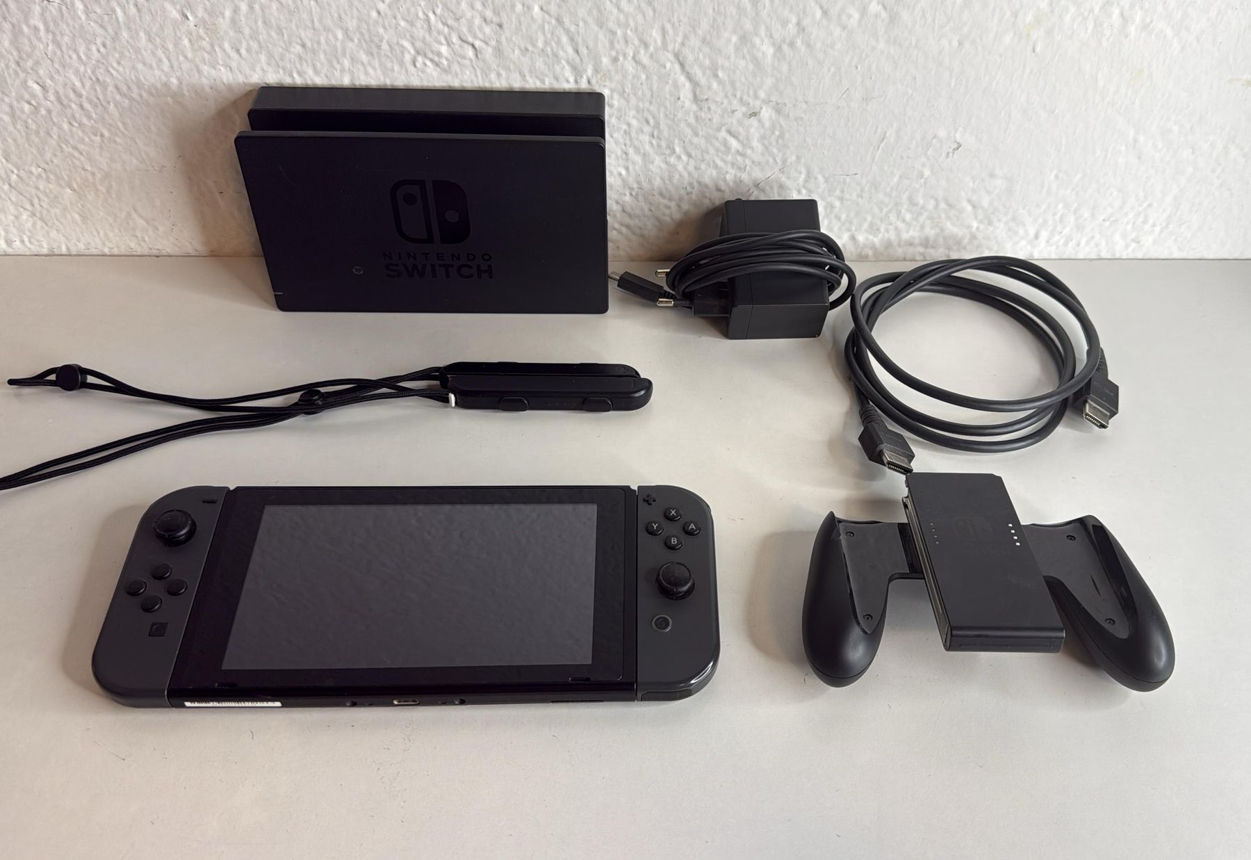 Nintendo Console: Nintendo Switch Konsole Grau mit Zubehoer  – Usato da Ehrendingen venduto da lax21