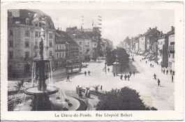 CHAUX - de - FONDS, la grande fontaine et le tram