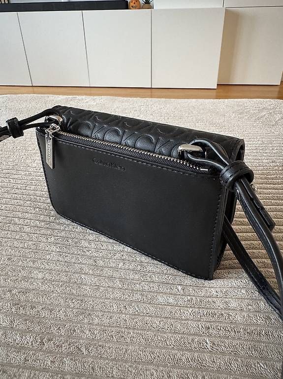 Taschen für Damen: Calvin Klein Re-Lock mini Tasche embossed mono – Gebraucht aus Uster von cynale 2