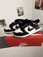Baskets Nike Dunk Low noir et blanc état occasion