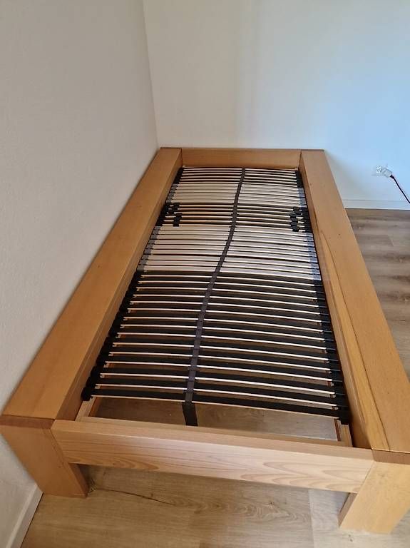 Lits: Bett inkl. Lattenrost – D'occasion à Riedholz par rig_jq7j