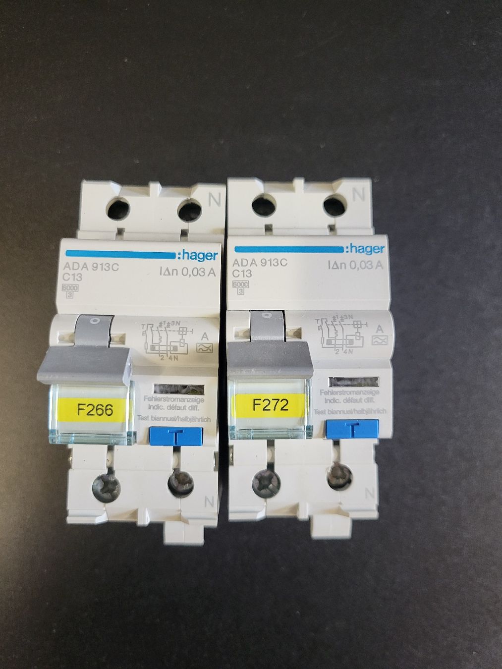 Hager Alimentazione elettrica: 2er Set FILS Hager, 13A, 30mA – Usato da Alpnach Dorf venduto da str_jdw2