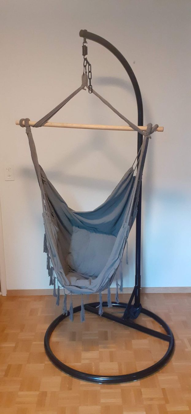 Poltrone pensili da giardino: Hängesessel mit Gestell grau – Usato da Zürich venduto da JoRuTu