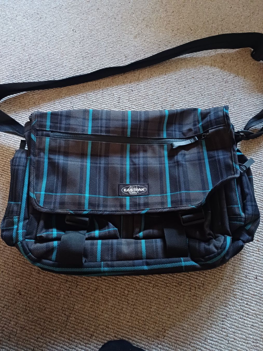 Eastpak Borse: Eastpak Umhängetasche/ Messenger Bag – Usato da Neftenbach venduto da QuiQuo