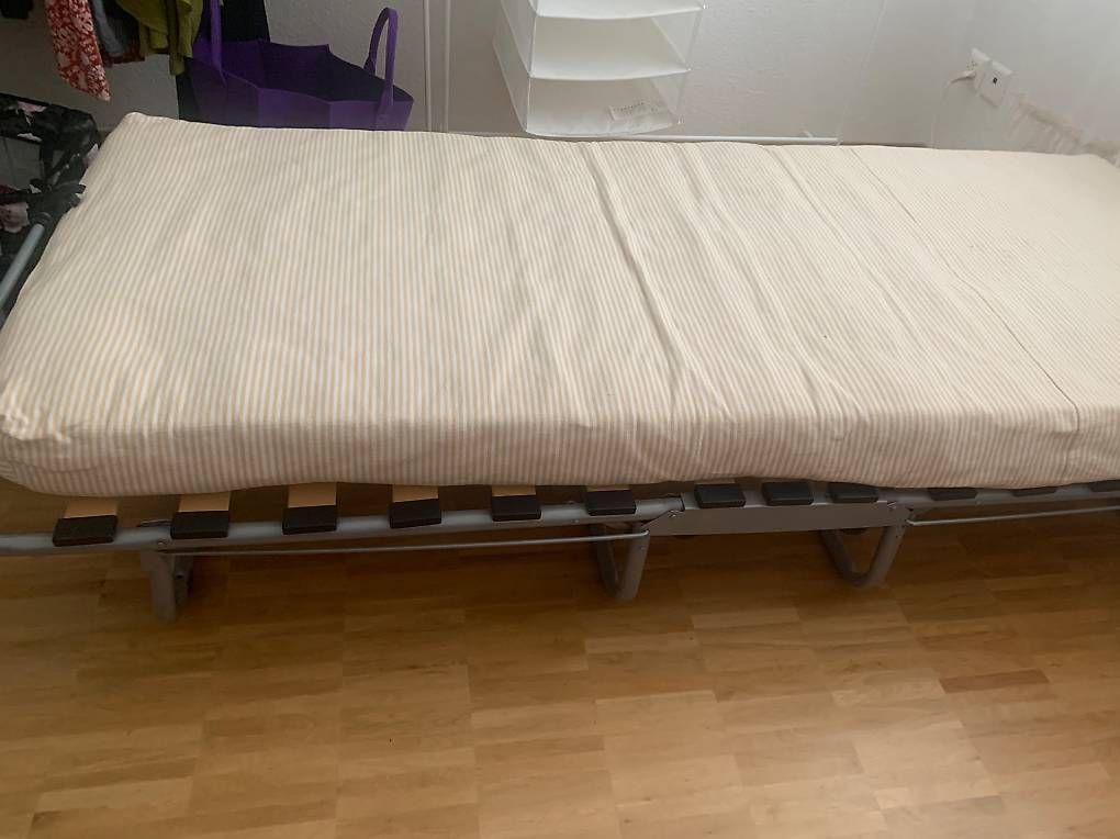 Lits: Praktisches Klappbett mit Räder – D'occasion à Langenthal par bar_2znq 3