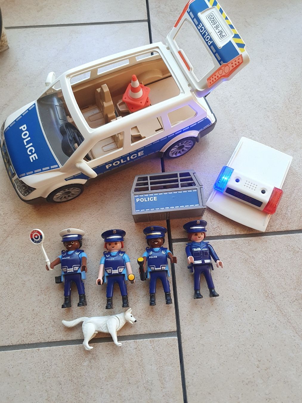 Playmobil Giocattoli: Playmobil Polizei Auto 6873 – Usato da Herznach venduto da _.Puch._