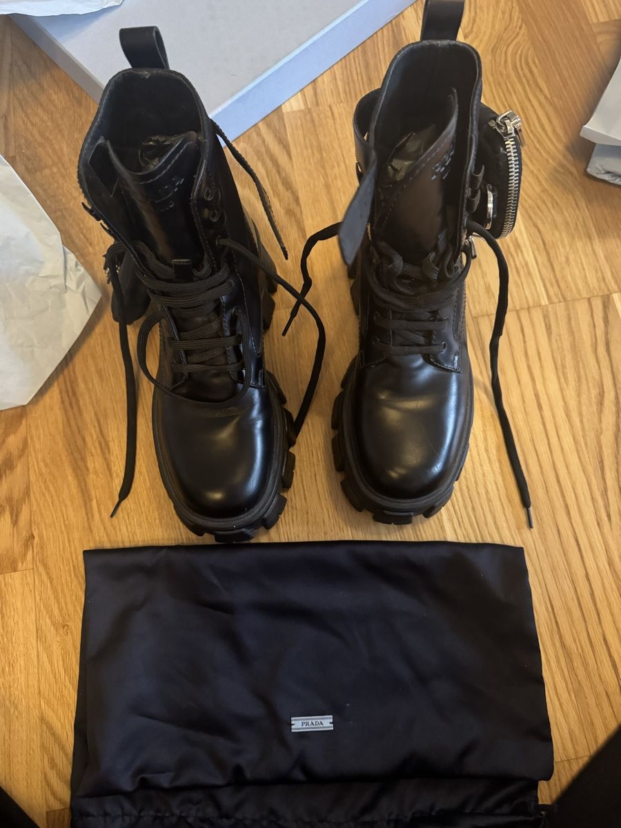 Prada Scarpe da donna: Prada Boots Schwarz, Gr. 37, neuwertig, inklusive Box – Nuovo (secondo la descrizione) da St. Gallen venduto da Fabiennevogler 1