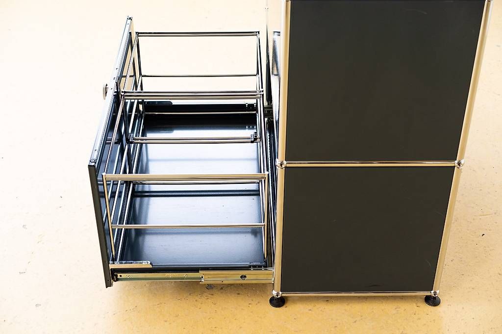 USM Scaffali: USM Sideboard in Anthrazitgrau, neuwertig! – Usato da Meinisberg venduto da atelier_TILIJA 1
