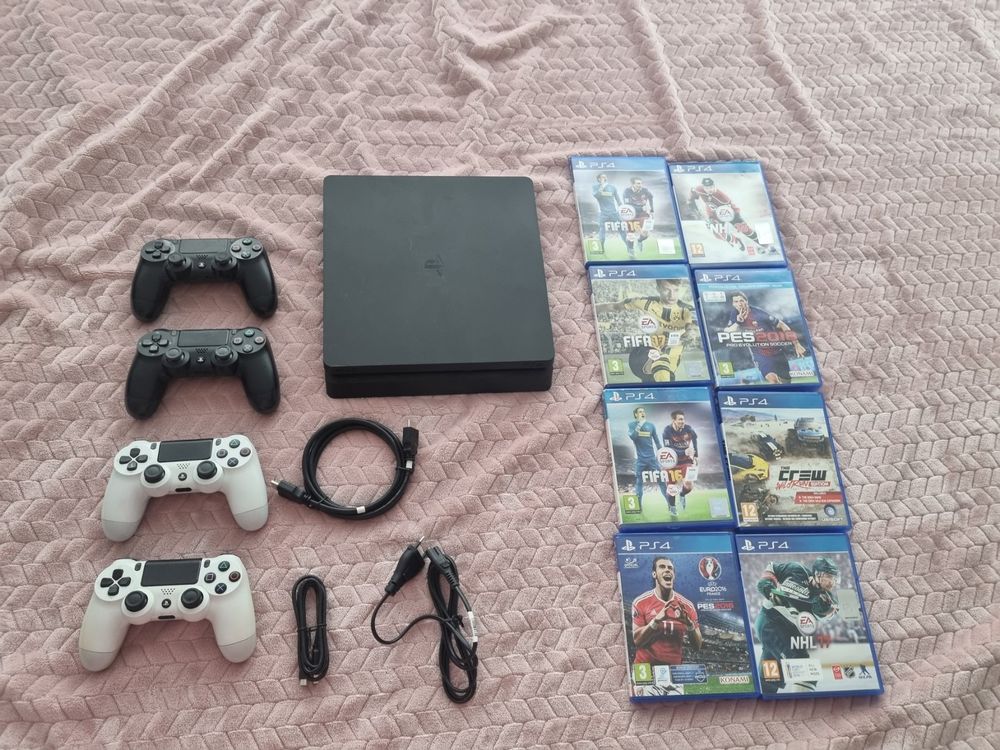 Console de jeu PlayStation 4 avec manette et FIFA 23 inclus à Djibouti