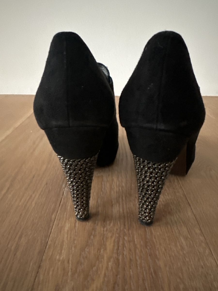 Stuart Weitzman Scarpe da donna: Stuart Weitzman Black Suede Booties, Chain Heel, Size 7.5 – Usato da Binningen venduto da can_s2yh 3