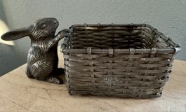 Kleiner Hase mit geflochtenem Korb Metall