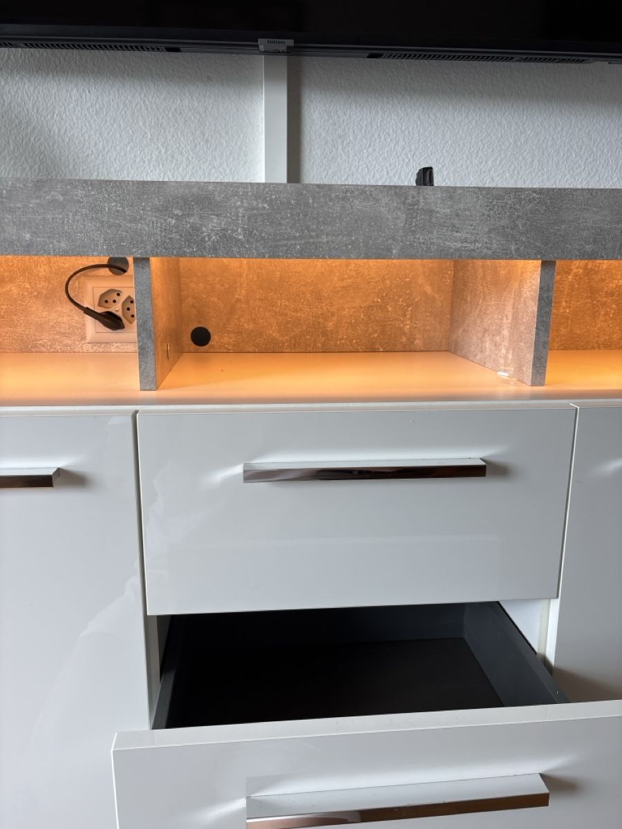 Mobili TV: Sideboard mit Beleuchtung, super Zustand, CHF 150 VB – Usato da Rümlang venduto da rob_vjy7 2