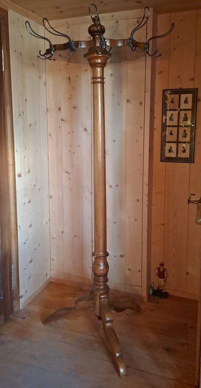 Guardaroba: Antike Garderobe / Kleiderständer, Nussbaum – Usato da Trogen venduto da Limboo